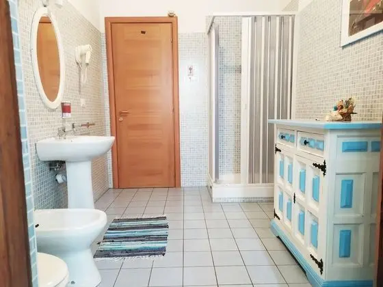 Tek Büyük veya İki Ayrı Yataklı Oda, Ortak Banyo