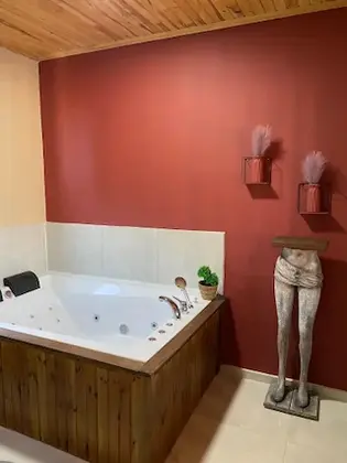 1+1 Korunaklı Özel Havuzlu Jakuzili Bungalov - İadesiz Oda Kahvaltı
