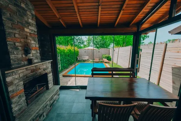 2+1 Korunaklı Özel Havuzlu Şömineli Bungalov - İadesiz Oda Kahvaltı