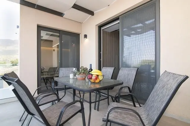 Family Ev, Birden Çok Yatak, 2 Banyolu, Bahçeli (Serenity Suites Sea View 1)