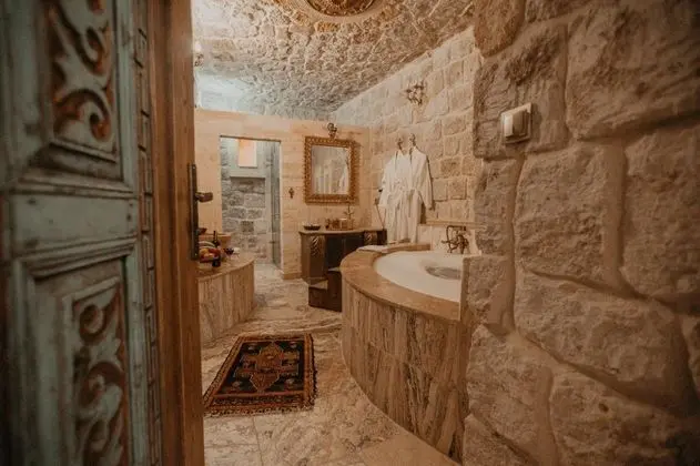 Pirinçli Oda, Jakuzili ve Türk Hamamlı