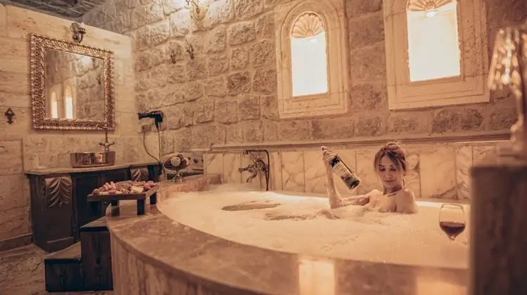 Pirinçli Oda, Jakuzili ve Türk Hamamlı