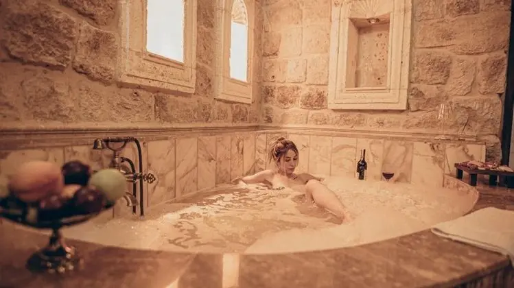 Pirinçli Oda, Jakuzili ve Türk Hamamlı