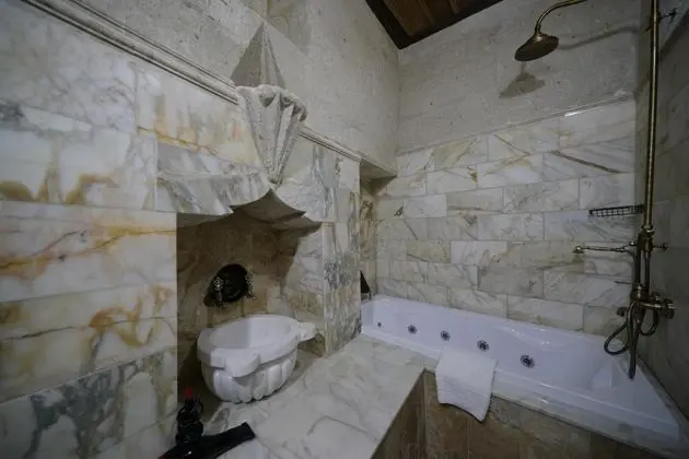 Türk Odası, Vadi Manzaralı, Jakuzili