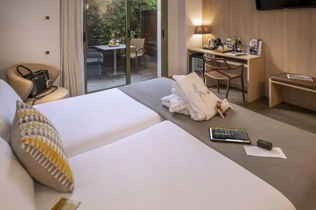 Deluxe double or twin room Ramblas view with balcony