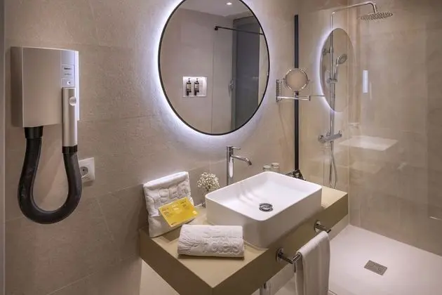Deluxe double or twin room Ramblas view with balcony