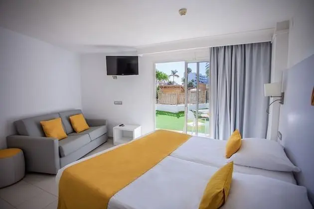 Family room, 2 bedrooms (2 adults and 1 child)