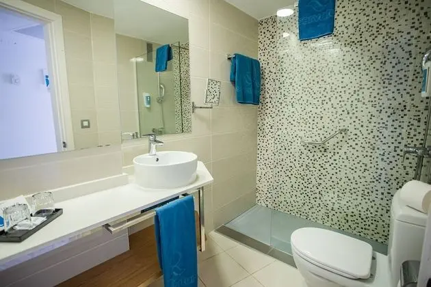 Family room, 2 bedrooms (2 adults and 1 child)