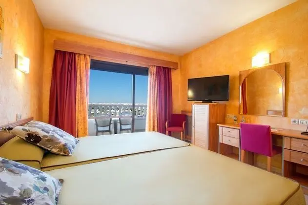 Tek Büyük Yataklı Oda, Teras (2 Adults + 1 Child)