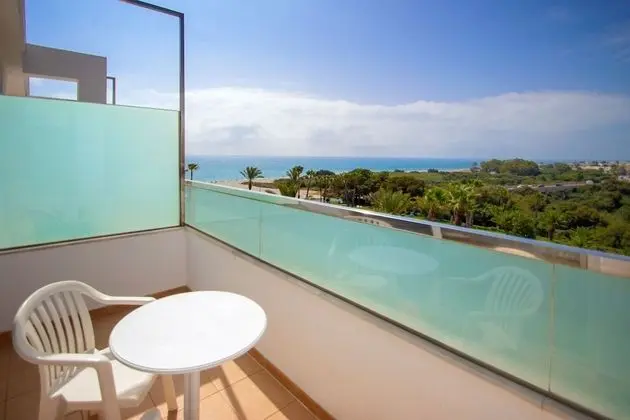 Tek Büyük Yataklı Oda, Teras (2 Adults + 2 Children)
