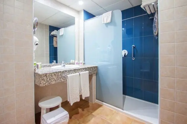 Tek Büyük Yataklı Oda, Teras (2 Adults + 2 Children)
