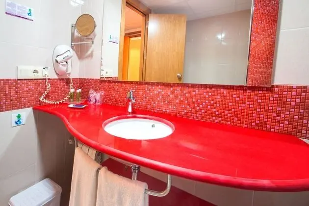 Superior Tek Büyük Yataklı Oda, Teras (2 Adults + 2 Children)