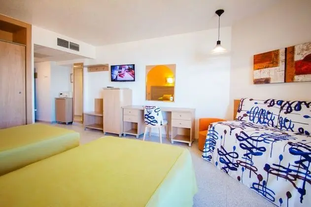 Superior Tek Büyük Yataklı Oda, Teras (2 Adults + 2 Children)
