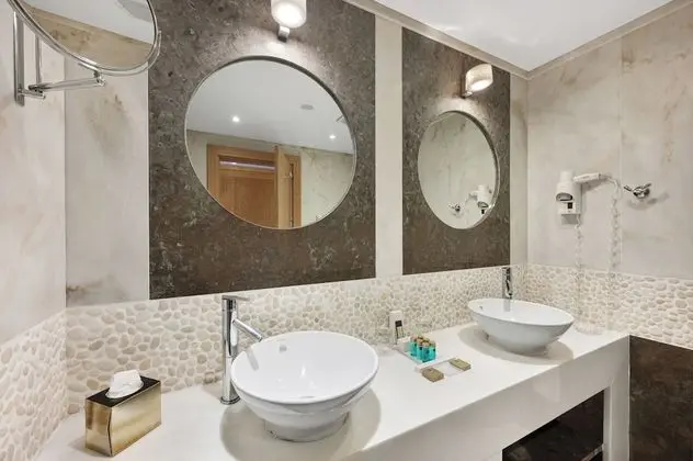 Tek Büyük veya İki Ayrı Yataklı Oda, Deniz Manzaralı