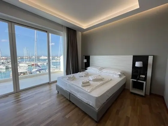 Deluxe Tek Büyük veya İki Ayrı Yataklı Oda, Liman Manzaralı
