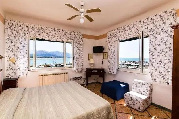 Tek Büyük veya İki Ayrı Yataklı Oda, Deniz Manzaralı