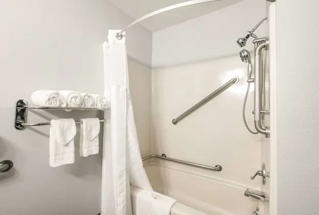 Oda, 1 Büyük (Queen) Boy Yatak, Engellilere Uygun, Sigara İçilmez