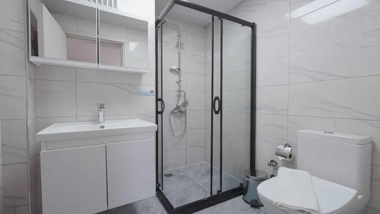 Standart Üç Kişilik Kara Manzaralı Oda