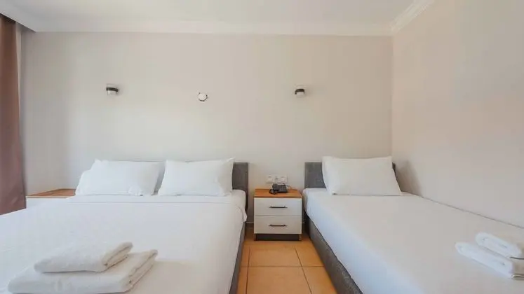 Standart Üç Kişilik Kara Manzaralı Oda
