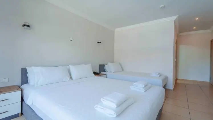 Standart Üç Kişilik Kara Manzaralı Oda
