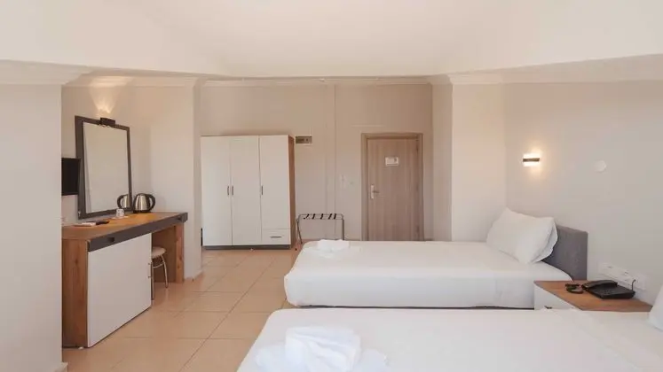 Standart Üç Kişilik Kara Manzaralı Oda