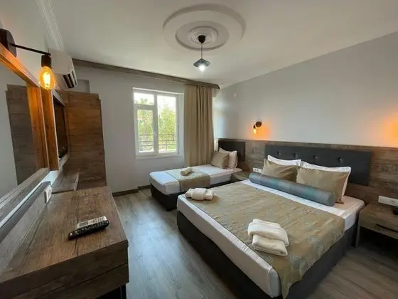 Triple, Kara Manzaralı, Balkonlu