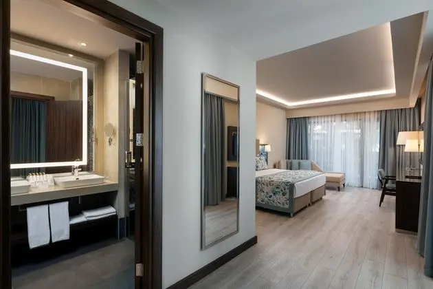 https://images.etstur.com/files/images/hotelImages/TR/216258/l/Seven-Seas-Hotel-Life-Kemer-Oda-338115.jpg