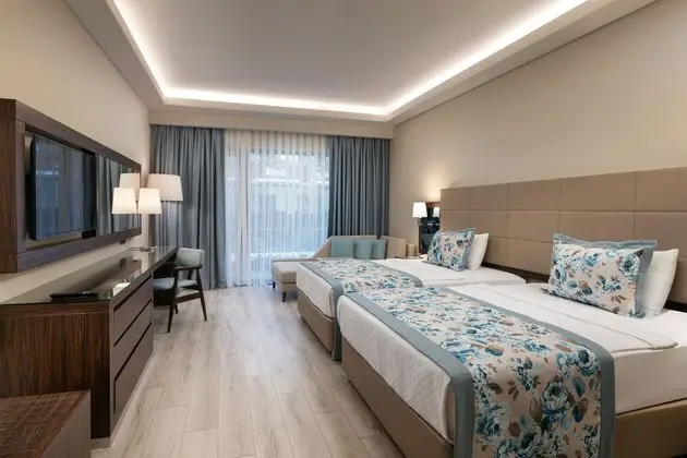 https://images.etstur.com/imgproxy/resize/2560x1440/files/images/hotelImages/etsrooms/1133/Seven_Seas_Hotel_Life_Kemer_20241107151709_2.jpg