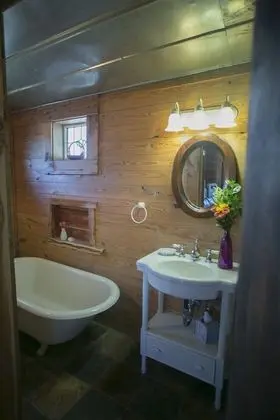 Oda (Overlook Suite - Private Bathroom)
