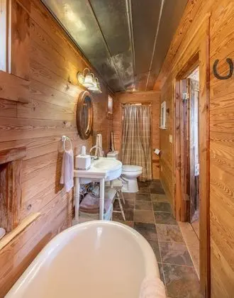 Oda (Overlook Suite - Private Bathroom)