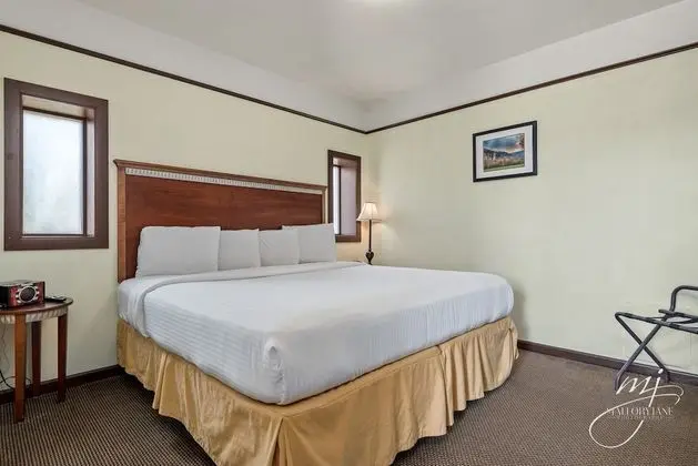 Buffalo River Balcony King Suite