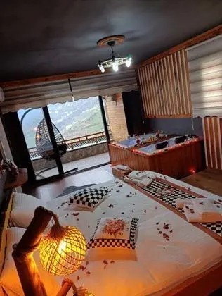 Jakuzili Balayı Odası, Dere ve Orman Manzaralı, Jakuzili ve Balkonlu