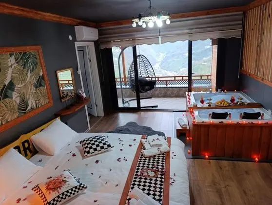 Jakuzili Balayı Odası, Dere ve Orman Manzaralı, Jakuzili ve Balkonlu