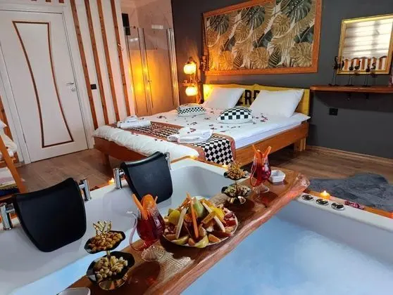 Jakuzili Balayı Odası, Dere ve Orman Manzaralı, Jakuzili ve Balkonlu