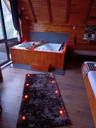 Jakuzili Bungalow , Dere ve Orman Manzaralı, Jakuzili ve Balkonlu