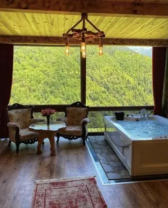 Suite, Dağ Manzaralı, Jakuzili (2 Kişilik)
