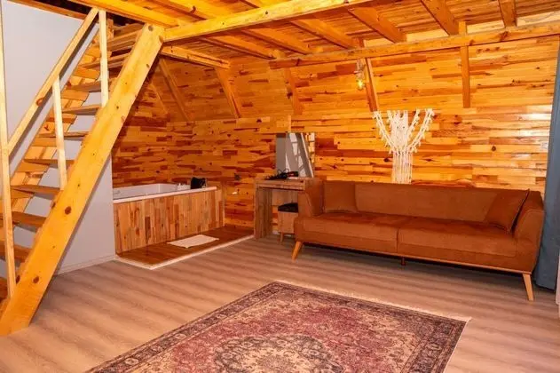 Dubles, Deniz ve Dağ Manzaralı, Jakuzili