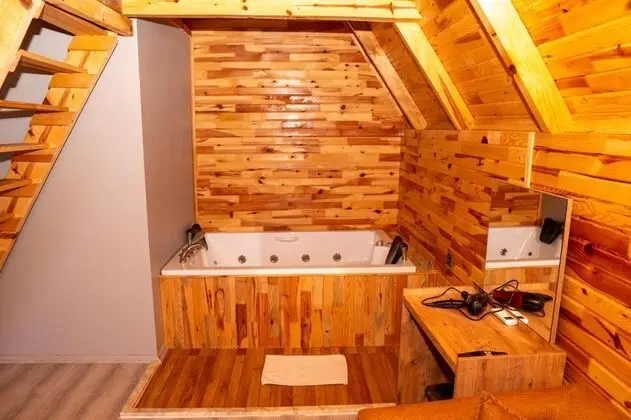 Dubles, Deniz ve Dağ Manzaralı, Jakuzili