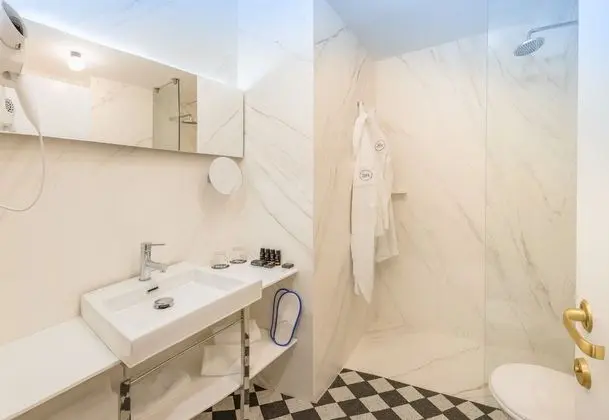 Büyük Yataklı Tek Kişilik Oda