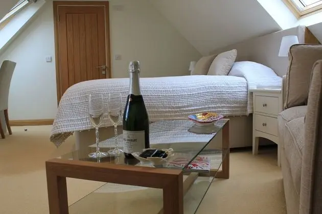 Luxury Tek Büyük Yataklı Oda, Banyolu/Duşlu, Bahçe Manzaralı (Orchard Suite)