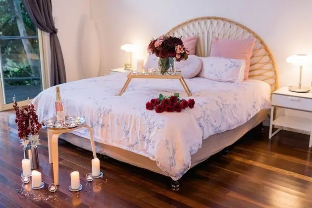 Romantic Stüdyo Süit (Mid Week 1 Night)