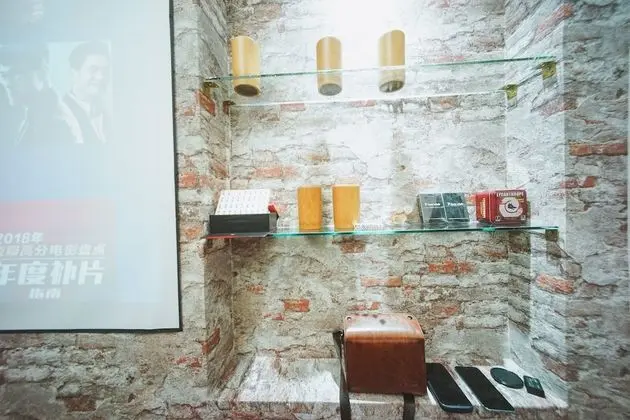 İki Ayrı Yataklı Oda, Sigara İçilmez
