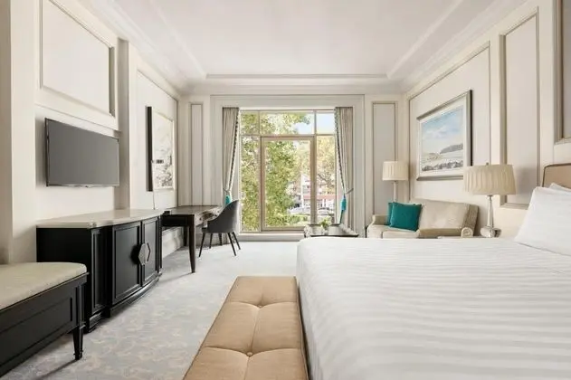https://images.odamax.com/img/1024x768/odamax/image/upload/Shangri_La_Bosphorus_Istanbul_202602061352154_Shangri_La_Bosphorus_Istanbul_Deluxe_City_View_King_1407593.jpg