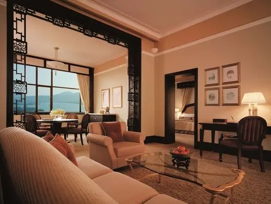 Süit, Göl Manzaralı (West Wing)