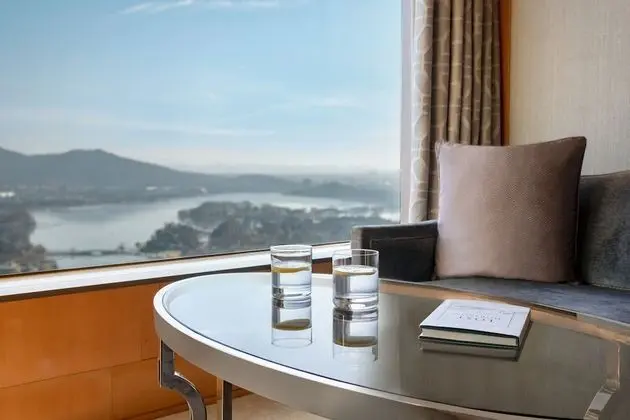 Grand Oda, 1 En Büyük (King) Boy Yatak, Göl Manzaralı