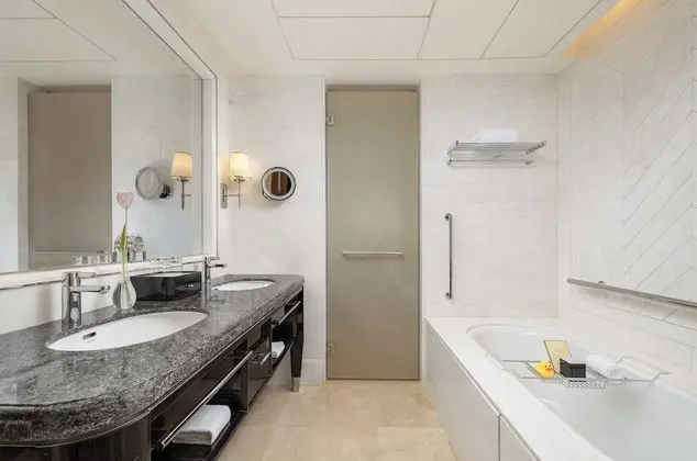 Grand Oda, 1 En Büyük (King) Boy Yatak, Göl Manzaralı