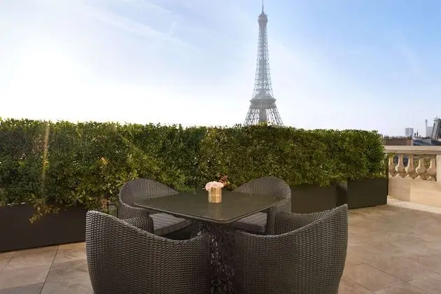 Dubleks, Şehir Manzaralı (Duplex Suite, Eiffel View)