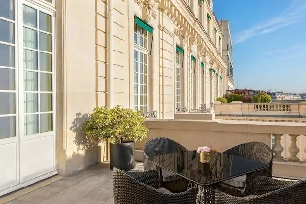 Dubleks, Şehir Manzaralı (Duplex Suite, Eiffel View)