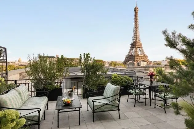Dubleks, Şehir Manzaralı (Duplex Suite, Eiffel View)