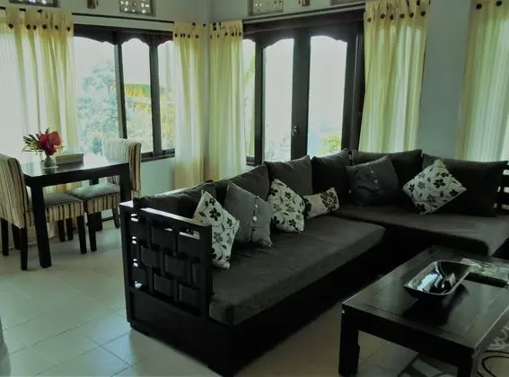 Villa (Tenang)